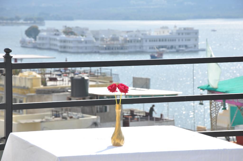 Hotel Lake Paradise Udaipur Værelse billede